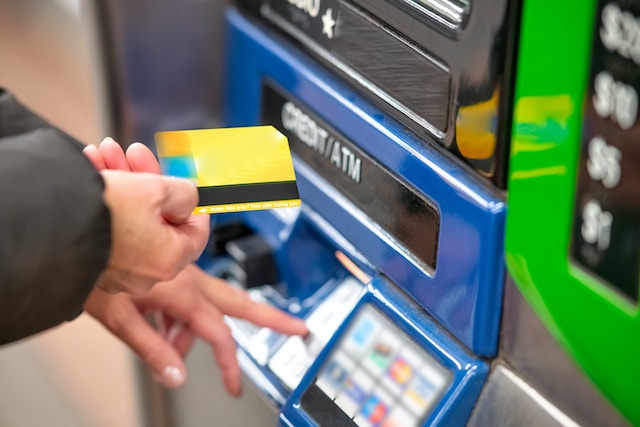 Jangan Panik! 6 Cara Mengatasi Kartu ATM yang Tertelan di Mesin