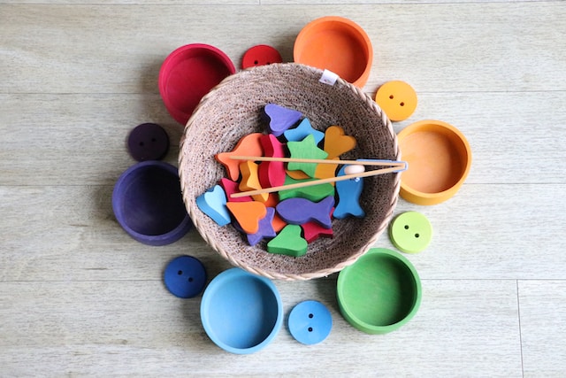 sorting toys sebagai Ide kado untuk anak 1 tahun