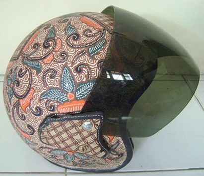 helm batik