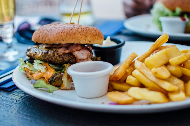 konsumsi junkfood salah satu kebiasaan buruk saat puasa