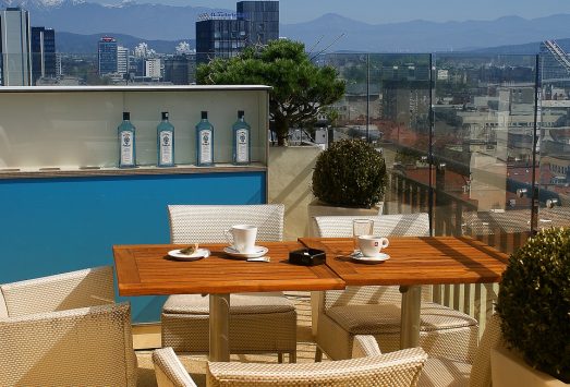 Ciptakan Suasana Cozy di Rumah dengan 5 Ide Rooftop Berikut Ini!