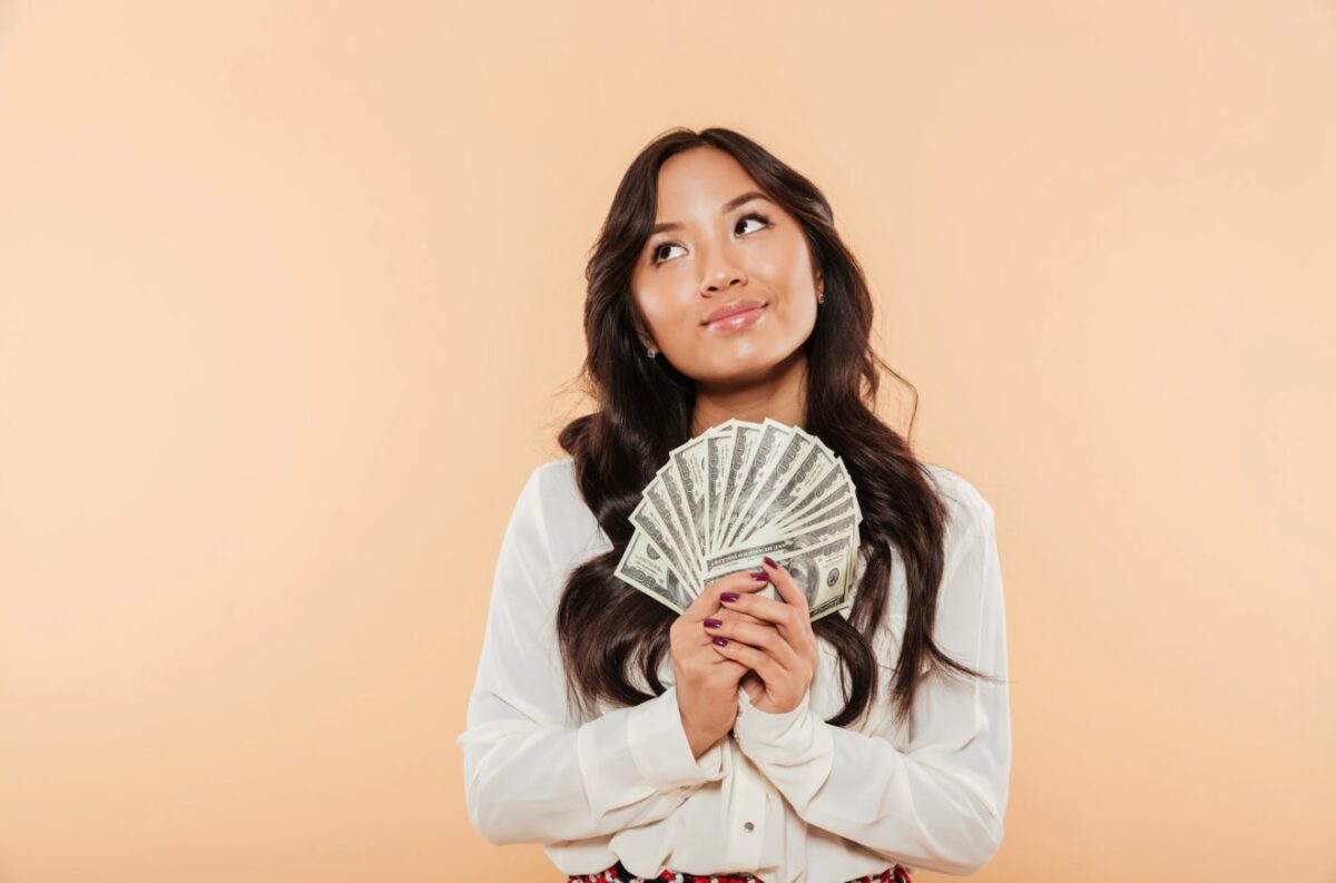 5 Cara Bijak Habiskan Uang di Usia Muda Agar Tak Menyesal