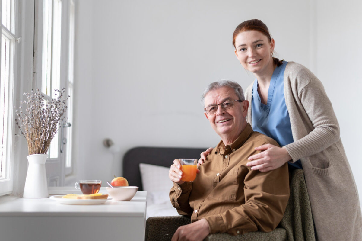Mengenal Apa Itu Caregiver dan Bedanya dengan Perawat Lansia